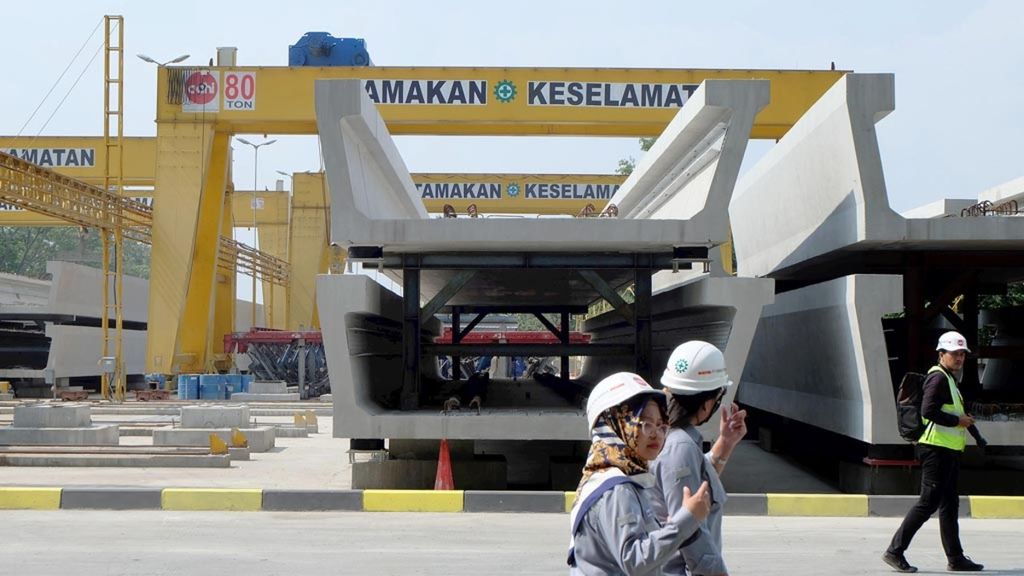 Gelagar berbentuk U (<i>u shaped girder</i>) hasil produksi Pabrik Precast LRT Sentul Adhi Karya di Sentul, Bogor, Jawa Barat, Rabu (12/9/2018).