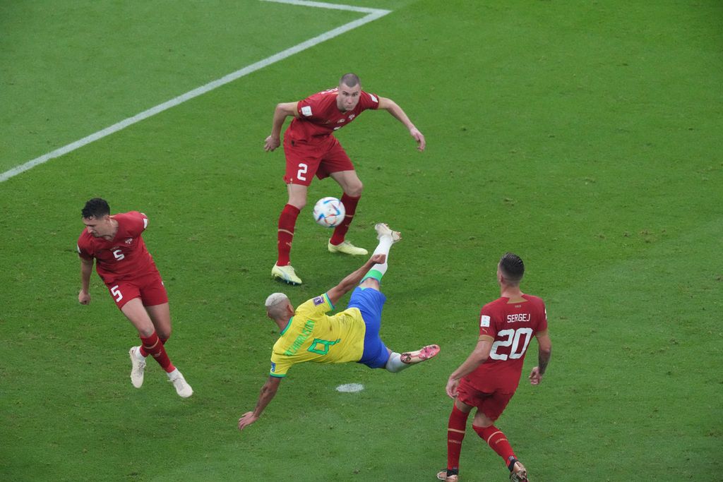 Pemain timnas Brasil Richarlison menendang dengan salto untuk mencetak gol keduanya ke gawang Serbia pada penyisihan Grup G Piala Dunia 2022 di Stadion Lusail, Qatar, Jumat (24/11/2022) dinihari WIB. Brasil Menang 2-0. 