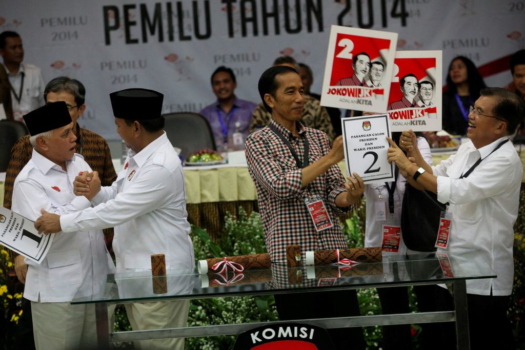 Dua pasangan calon presiden dan wakil presiden, Prabowo Subianto-Hatta Rajasa dan Joko Widodo-Jusuf Kalla, dalam Rapat Pleno Pengundian dan Penetapan Nomor Urut Pasangan Calon Presiden dan Wakil Presiden Pemilu 2014 di Gedung KPU, Jakarta, Juni 2014.