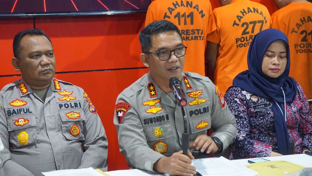 Kepala Polda DIY Inspektur Jenderal Suwondo Nainggolan (tengah) memaparkan kasus pengeroyokan remaja, di Polres Kota Yogyakarta, DIY, Minggu (26/3/2023). Sebanyak 15 anak muda ditangkap dalam kasus tersebut.