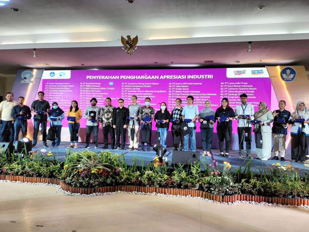 Politeknik Negeri Batam (Polibatam) menggelar Polibatam Industry Festival di Kampus Polibatam di Kota Batam, Kepulauan Riau, Kamis (12/1/2023). Direktur Politeknik Negeri Batam Uuf Brajawidagda (ketujuh dari kiri) memberikan apresiasi kepada dunia usaha dan dunia industri (DUDI) di Batam yang mendukung<i> link and match</i> pendidikan vokasi dan DUDI.