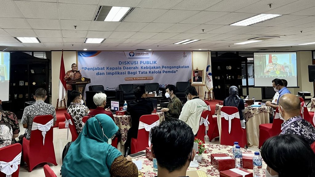 Anggota Ombudsman Republik Indonesia, Robert Na Endi Jaweng, memberikan paparan saat diskusi publik bertajuk "Penjabat Kepala Daerah: Kebijakan Pengangkatan dan Implikasi bagi Tata Kelola Pemda", yang diselenggarakan di Kantor ORI, Jakarta, Kamis (6/10/2022).