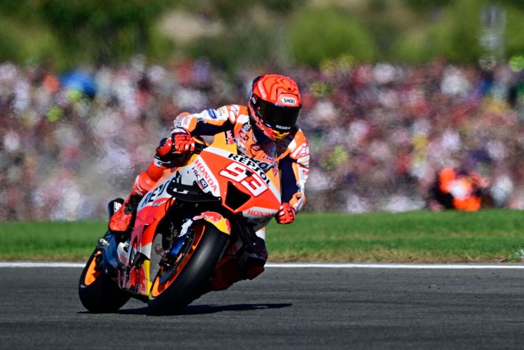 Pebalap Honda Marc Marquez memacu motornya pada sesi kualifikasi Grand Prix MotoGP Valencia di Sirkuit Ricardo Tormo, Cheste, Valencia, 5 November 2022. 