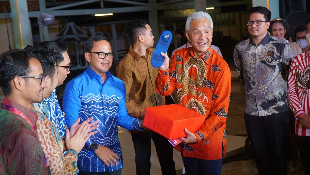 Gubernur Jawa Tengah Ganjar Pranowo (kanan) menerima hadiah kejutan dari Wali Kota Bogor Bima Arya (tengah) dan Gubernur Jawa Barat Ridwan Kamil (ketiga dari kiri) seusai mengikuti Y20 di Pura Mangkunegaran, Kota Surakarta, Jawa Tengah, Jumat (28/10/2022).