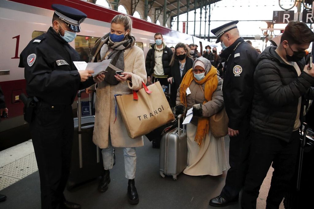 Polisi Perancis memeriksa penumpang kereta api dari Amsterdam dan Brussel saat di stasiun Gare du Nord di Paris. Pemerintah Perancis menutup sementara perbatasannya bagi orang-orang yang datang dari luar Uni Eropa untuk mencegah penyebaran virus korona dan menghindari kemungkinan pemberlakukan karantina wilayah untuk ketiga kalinya. AP/FRANCOIS MORI