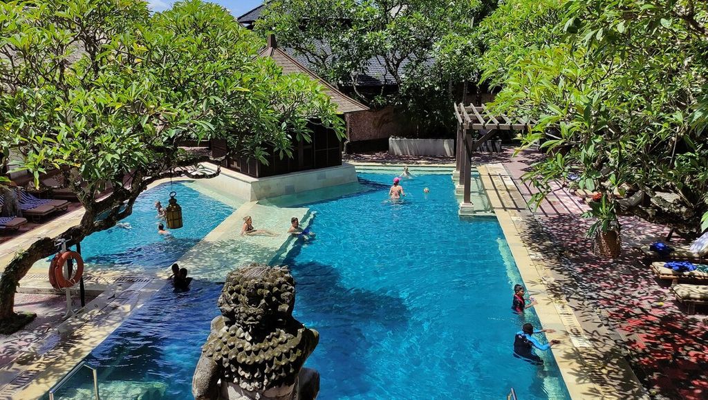 Sejumlah tamu sedang menikmati fasilitas hotel di kawasan Sanur, Kota Denpasar, Senin (23/1/2023). Sanur di Kecamatan Denpasar Selatan, Kota Denpasar, merupakan ikon wisata di Bali.