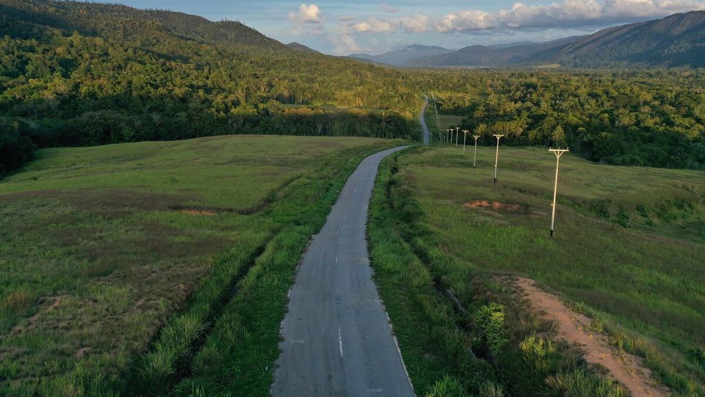 Ruas jalan Trans-Papua yang berkelok dengan pemandangan menawan Lembah Kebar di Distrik Kebar, Kabupaten Tambrauw, Papua Barat, Jumat (16/4/2021). 