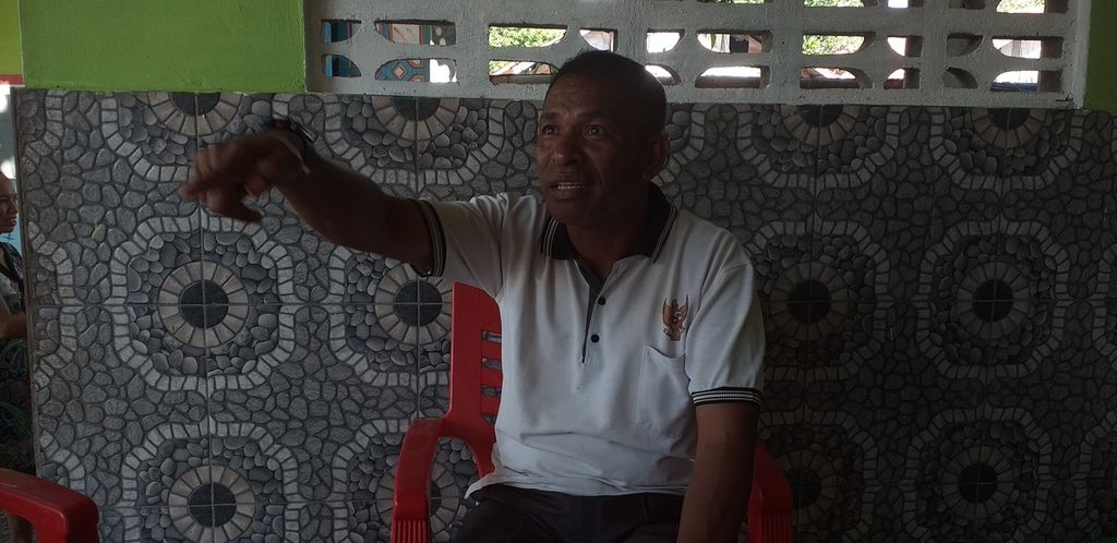 Duarte Do Santos (49), Babinsa Pembina Desa di Desa Silawan, Perbatasan RI-Timor Leste, Sabtu (9/7/2022). Sebagai anggota TNI AD, Duarte cukup tegas dalam membina dan memberi contoh bagi masyarakat setempat.