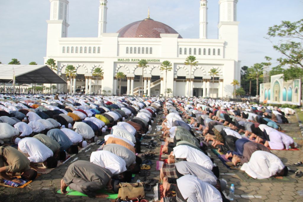 Jemaah merayakan shalat Idul Fitri di halaman Masjid Raya Mujahidin, Pontianak, Kalimantan Barat, Senin (2/5/2022).