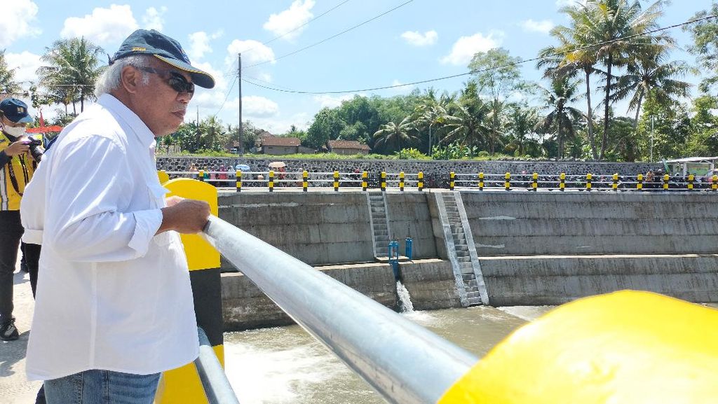 Menteri Pekerjaan Umum dan Perumahan Rakyat Basuki Hadimuljono meninjau bangunan sabo dam di Kali Pabelan yang baru selesai dibangun pada 2022, Sabtu (21/1/2023).