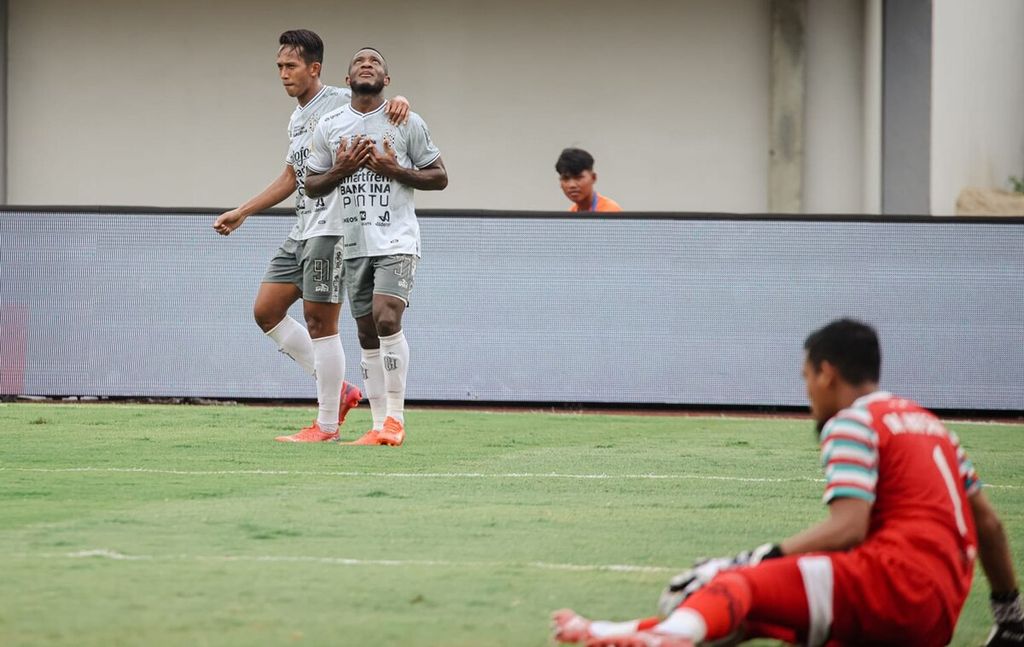 Ekspresi dua pemain Bali United (kiri) seusai terciptanya gol ke gawang Dewa United dalam laga lanjutan BRI Liga 1 2022/2023 antara Dewa United kontra Bali United di Stadion Indomilk Arena, Tangerang, Banten, Rabu (22/2/2023).