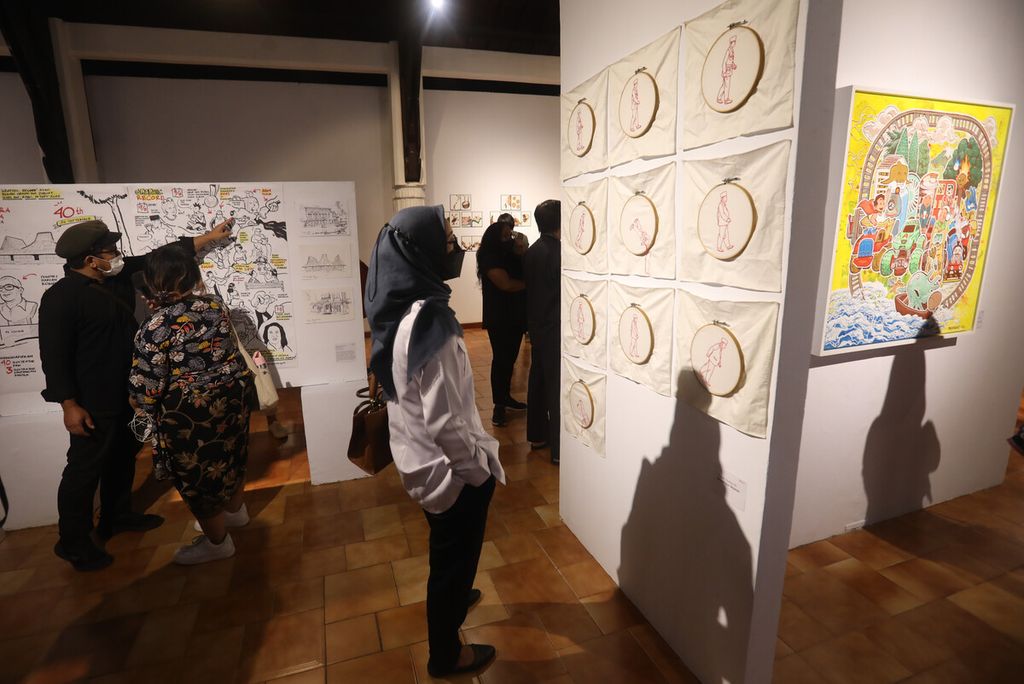 Pengunjung mengamati beragam karya yang disuguhkan dalam pameran Ilustrasiana di Bentara Budaya Jakarta, Rabu (14/9/2022). 