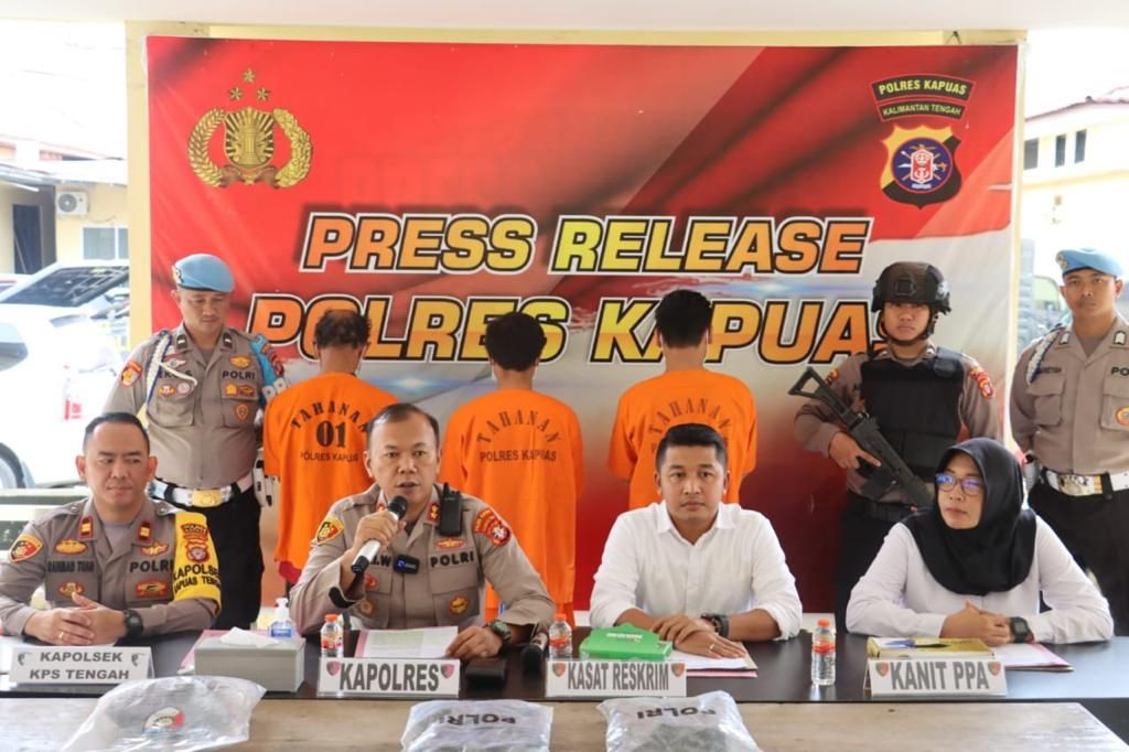 Suasana jumpa pers Polres Kapuas terkait sejumlah kasus kriminal di Kabupaten Kapuas, Kalimantan Tengah, Selasa (14/3/2023).