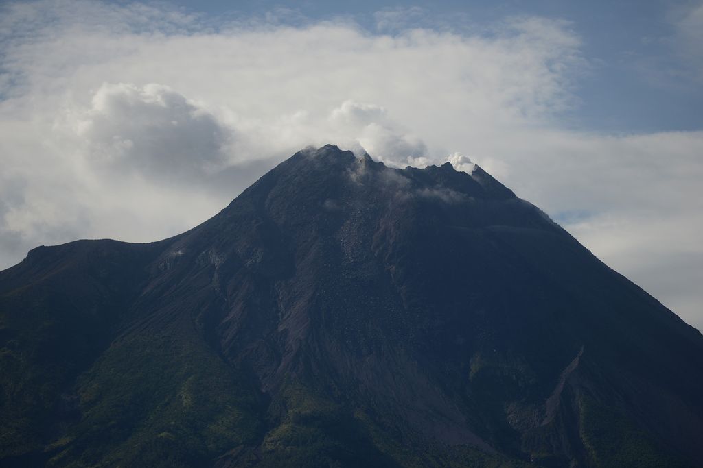 Gunung Merapi terlihat dari Kecamatan Sawangan, Magelang, Jawa Tengah, Rabu (24/3/2021). Berdasarkan pengamatan BPPTKG, pada pukul 06.00-12.00 hanya terjadi tiga kali luncuran lava pijar dengan jarak luncur maksimal 1.000 meter.