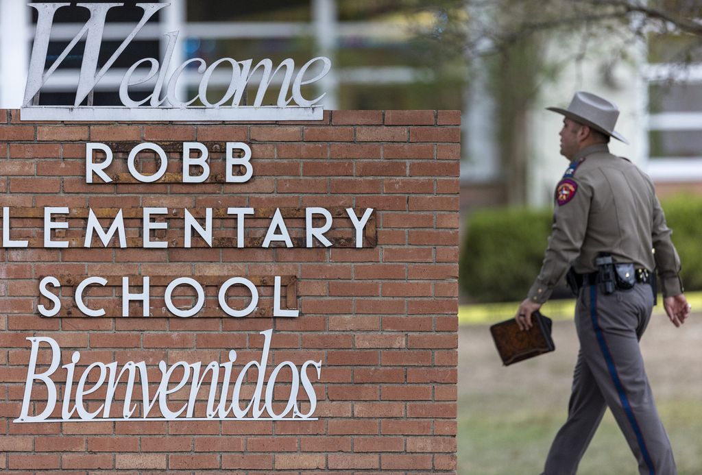 Polisi berjalan di kompleks Sekolah Dasar Robb di Uvalde, Texas, Amerika Serikat, Selasa (24/5/2022). 