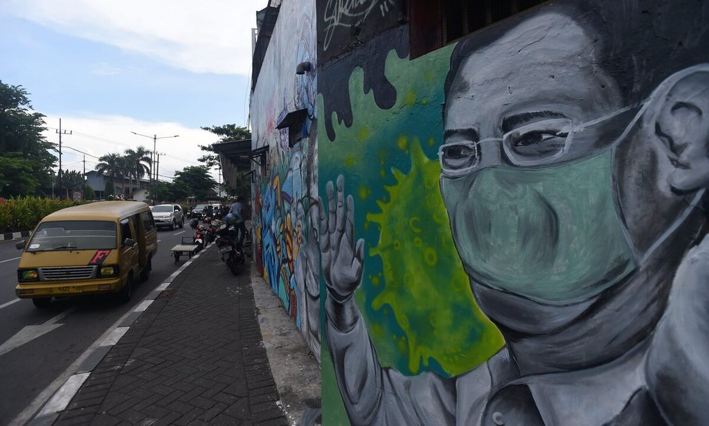 Mural tema pandemi Covid-19 dibuat Serikat Mural Surabaya di Jalan Stasiun Wonokromo, Surabaya, Jawa Timur, Kamis (4/2/2020). Kampanye mengenai bahaya dan cara pencegahan penyebaran Covid-19 dibuat melalui berbagai media, salah satunya mural.