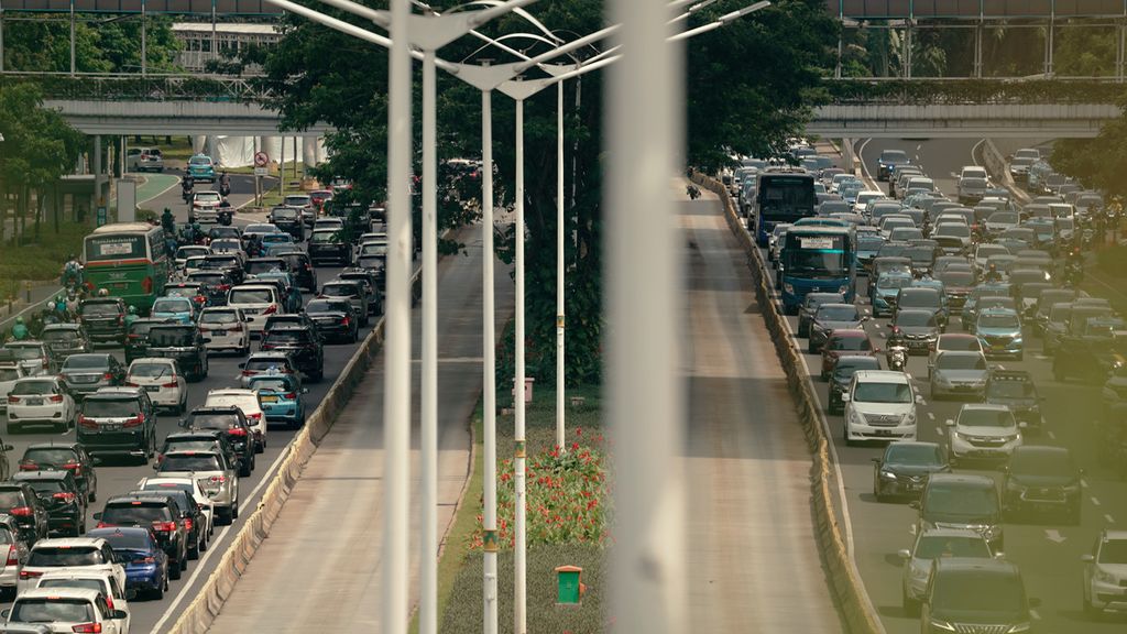 Kepadatan lalu lintas di Jalan Sudirman, Jakarta Selatan, Rabu (24/5/2022). Mulai 24 Mei 2022, DKI Jakarta memasuki PPKM level 1 seiring kasus Covid-19 yang cenderung turun. Tercatat juga ada peningkatan volume lalu lintas sehingga direncanakan rekayasa lalu lintas ganjil genap di 25 ruas jalan. 