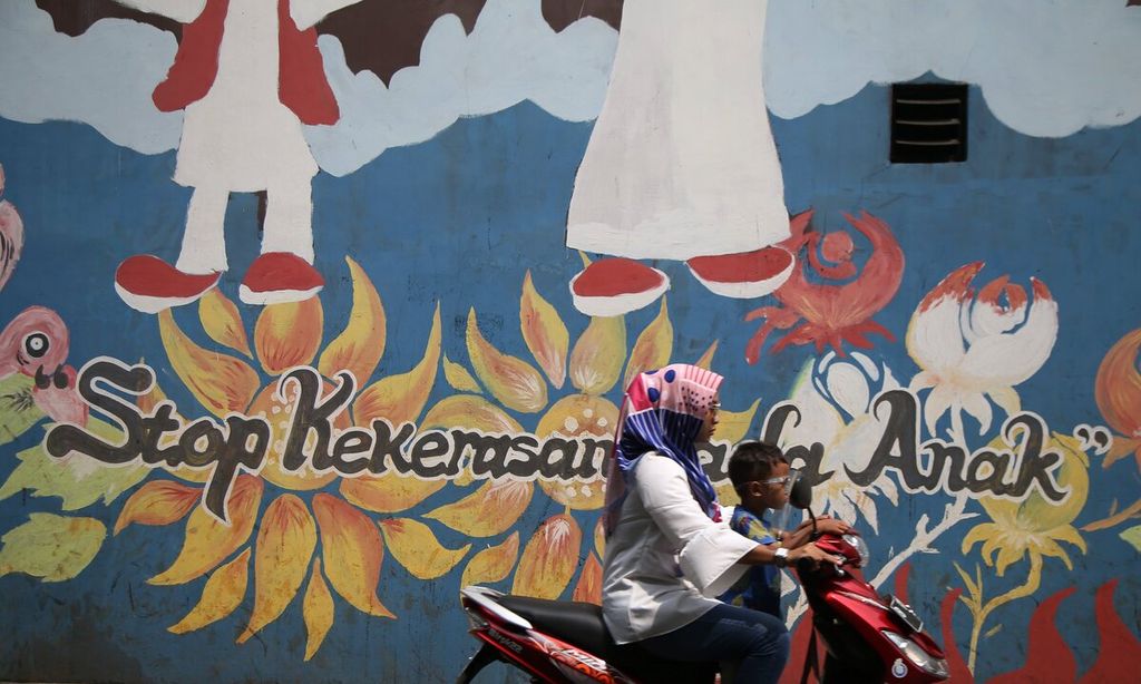 Mural kampanye perlindungan anak tergambar di tembok rumah warga di kawasan Cinere, Depok, Jawa Barat, Senin (20/7/2020).