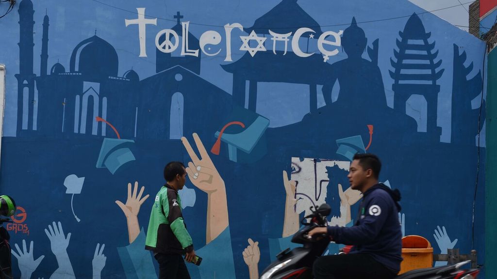 Mural menjadi salah satu media bagi masyarakat untuk menyerukan toleransi dalam kehidupan beragama. Hal itu salah satunya ditemui di Jalan Ciledug Raya, Petukangan, Jakarta Selatan, Jumat (3/4/2020). Mural itu menggambarkan ragam tempat beribadah umat beragama berpadu dengan tulisan <i>tolerance</i>.