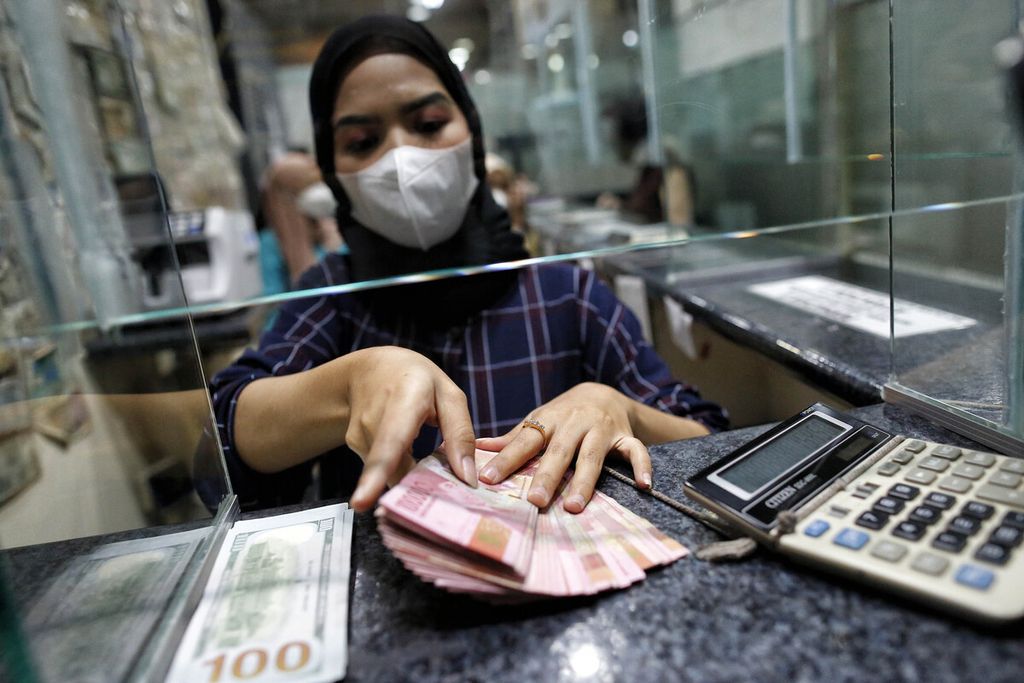 Karyawan menunjukkan uang rupiah dan dollar AS di tempat penukaran valuta asing PT Valuta Artha Mas, ITC Kuningan, Jakarta, Oktober 2022. Eksportir diminta mengonversi devisa hasil ekspor (DHE) ke dalam mata uang lokal rupiah dan menahannya di dalam negeri. 