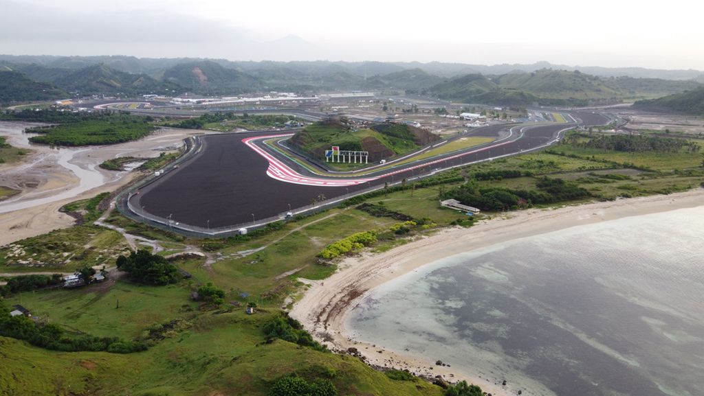 Sirkuit Mandalika dari Bukit Seger, Lombok Tengah, Nusa Tenggara Barat, Senin (14/2/2022), menjadi salah satu lokasi wisata yang bisa dikunjungi selama akhir pekan balapan MotoGP seri Indonesia di Sirkuit Mandalika, 18-20 Maret.