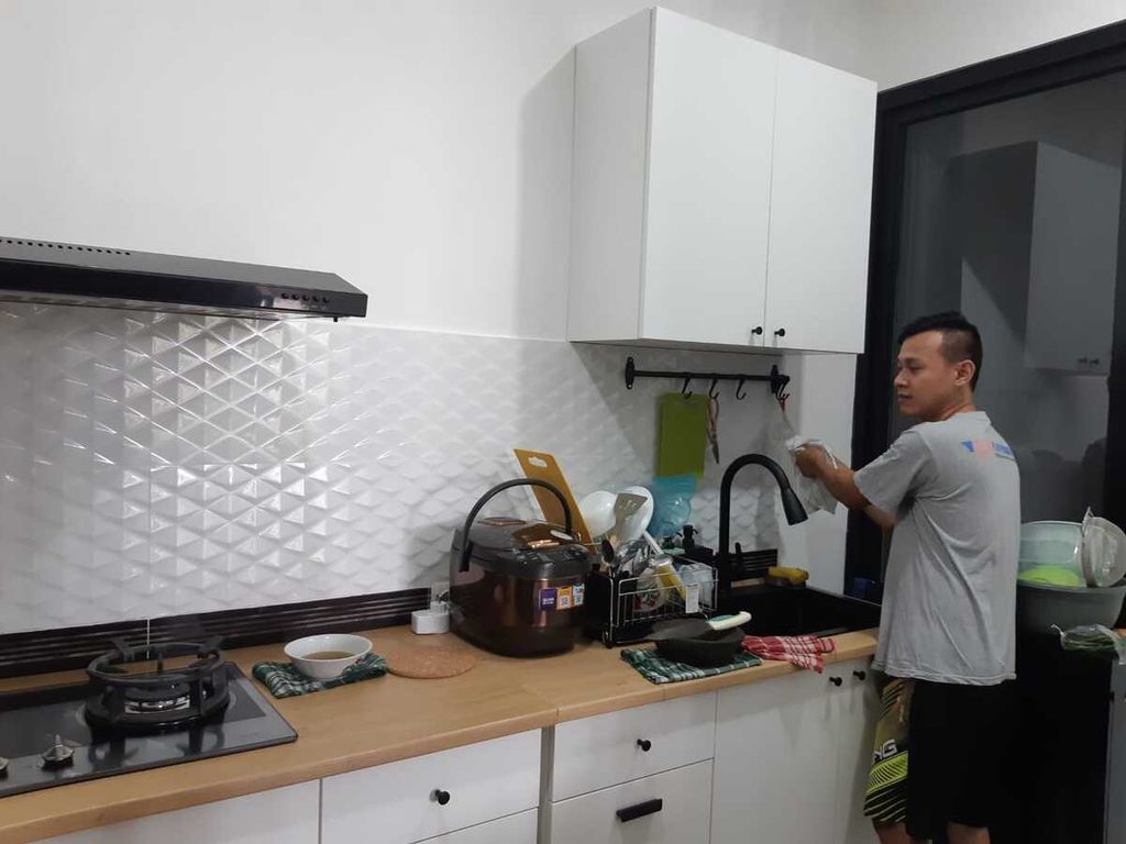Roni Iswan (29), pemilik rumah di kluster Lisse Metland Cibitung, Bekasi, Jawa Barat, Jumat (24/3/2023), berada di dapur rumahnya. Ia memilih rumah tapak sebagai hunian daripada apartemen.