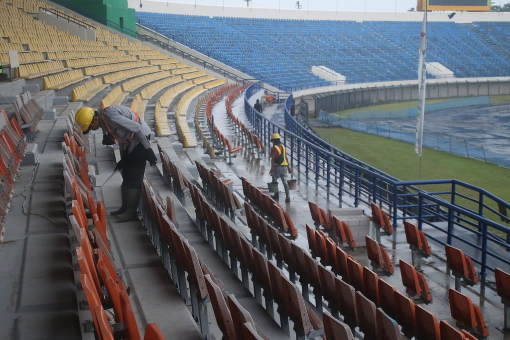 Sejumlah pekerja merenovasi Stadion Si Jalak Harupat, Kecamatan Soreang, Kabupaten Bandung, Jawa Barat, Senin (20/3/2023). Stadion ini menjadi salah satu calon lokasi pertandingan Piala Dunia U-20 di Indonesia.