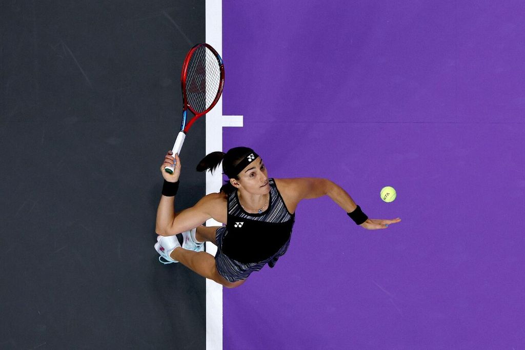 Petenis Perancis Caroline Garcia melepaskan servis ke arah petenis Yunani Maria Sakkari dalam pertandingan semifinal Final WTA di Fort Worth, Texas, Senin (7/11/2022) pagi WIB. Garcia mengalahkan Sakkari, 6-3, 6-2. 