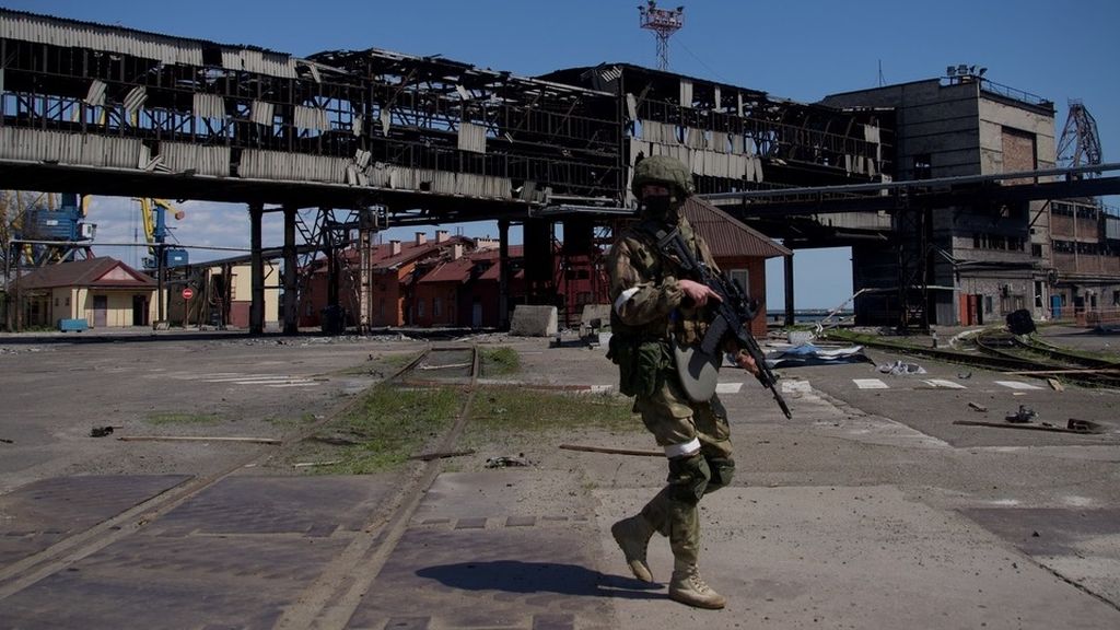 Seorang anggota militer Rusia tengah berpatroli di Pelabuhan Mariupol, Jumat (29/4/2022). 