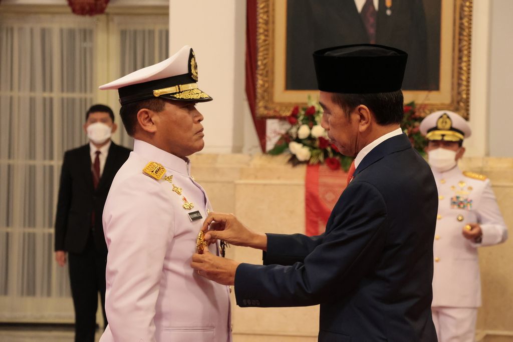 Presiden Joko Widodo menyematkan tanda jabatan dalam pelantikan Laksamana Muhammad Ali sebagai Kepala Staf TNI Angkatan Laut, Rabu (28/12/2022).