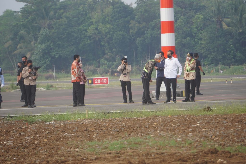 Presiden Joko Widodo mengunjungi Bandara Jenderal Besar Soedirman di Purbalingga, Jawa Tengah, Jumat (11/6/2021).