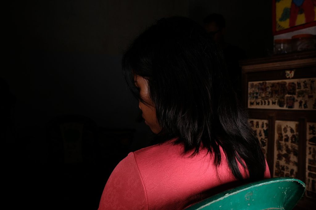 SK (17) saat ditemui di Blitar, Jawa Timur, Kamis (12/1/2023). Perempuan ini adalah penyintas perdagangan anak yang sempat dibawa hingga ke Malaysia. 