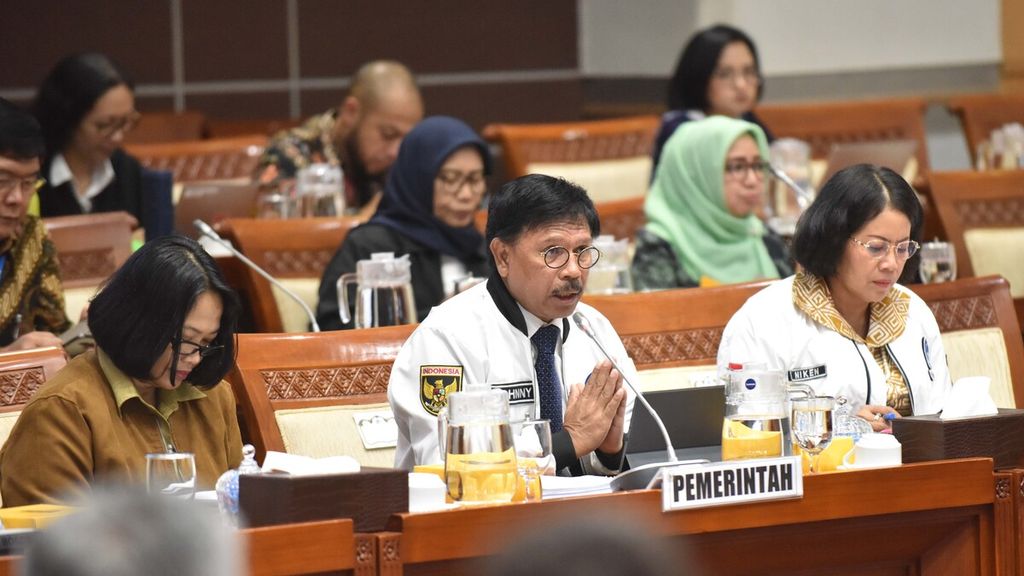 Minister of Communication and Information (Menkominfo) Johnny G Plate attends a meeting with Commission I of the DPR at the Parliament Complex, Senayan, Jakarta, Tuesday (25/2/2020). The meeting discussed the Draft Law (RUU) on Personal Data Protection.