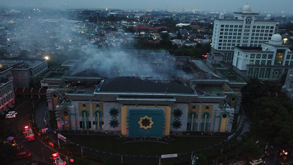 Gedung Masjid Islamic Center, Koja, Jakarta Utara, yang kubahnya roboh setelah terjadi kebakaran, Rabu (19/10/2022). Sedikitnya 21 unit mobil pemadam kebakaran dikerahkan ke lokasi untuk memadamkan api.