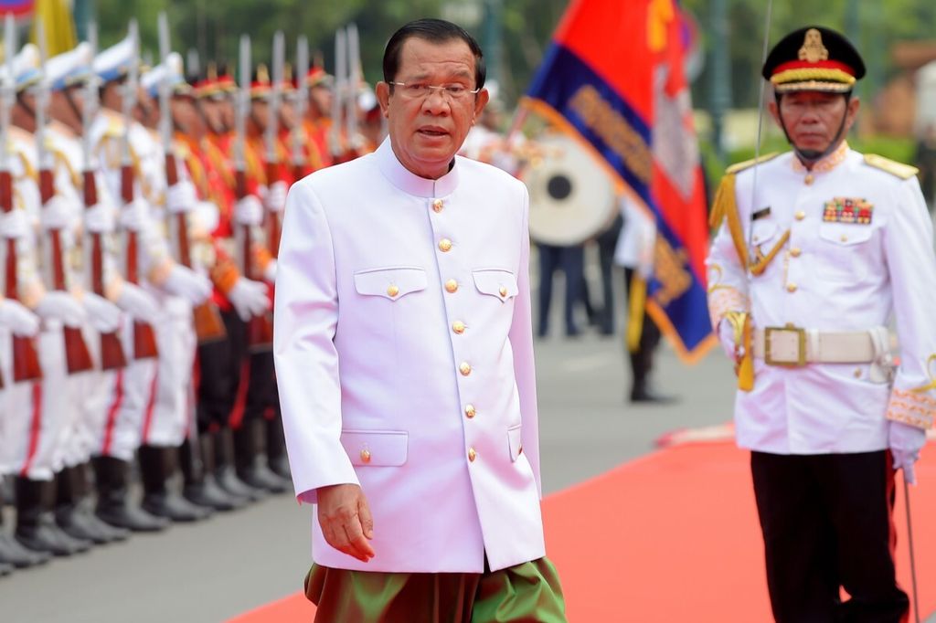 Perdana Menteri Kamboja Hun Sen (kiri) tiba di gedung parlemen Kamboja, Rabu (5/9/2018). Parlemen Kamboja hasil pemilu 2018 memulai sidang perdana. Seluruh 125 kursi parlemen dimenangi partai pimpinan Hun Sen, Partai Rakyat Kamboja (CPP).