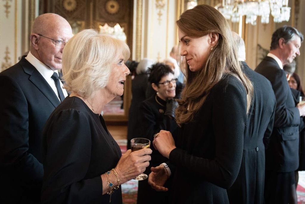 Permaisuri Camilla (kiri), berbicara dengan Putri Catherine (kanan), Princess of Wales, dalam acara makan siang yang digelar untuk menjamu para gubernur jenderal negara-negara Persemakmuran di Istana Buckingham, London, Inggris, 17 September 2022. 