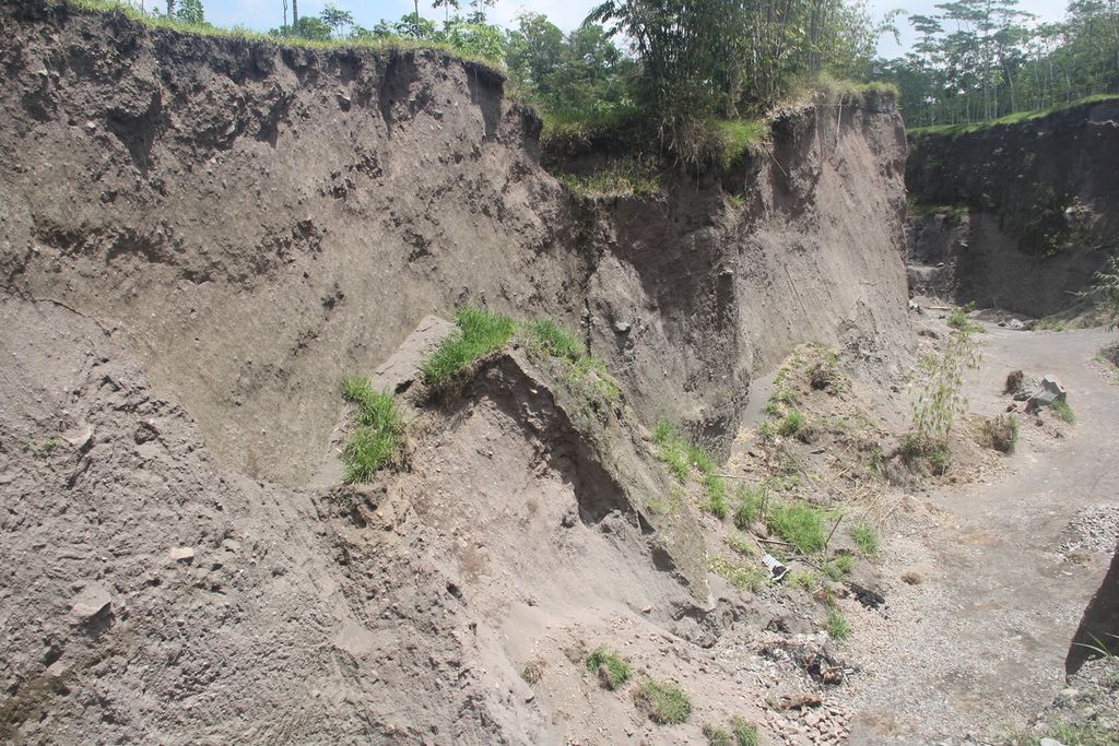Lokasi bekas tambang pasir yang telah ditutup di lereng Gunung Merapi, Desa Umbulharjo, Kecamatan Cangkringan, Kabupaten Sleman, Daerah Istimewa Yogyakarta, tampak sepi, Jumat (17/9/2021). 