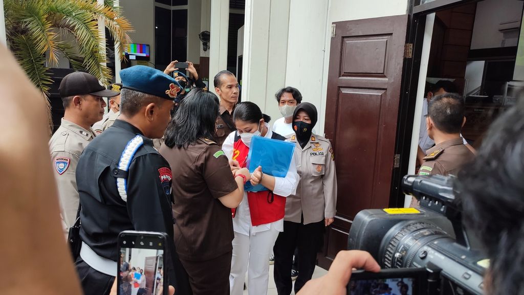 Terdakwa kasus pembunuhan berencana Brigadir J, Putri Candrawathi, akan memasuki ruang sidang di Pengadilan Negeri Jakarta Selatan, Rabu (25/1/2023). Dalam sidang tersebut, Putri akan membacakan nota pembelaan pribadinya. 