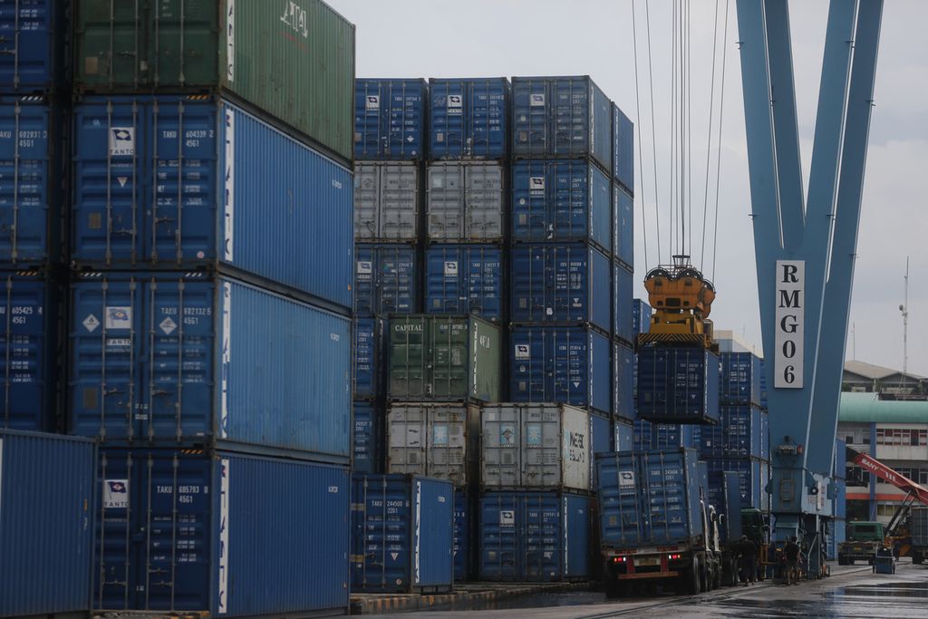Aktivitas pemindahan kontainer di Pelabuhan Tanjung Priok, Jakarta, Rabu (2/3/2022).