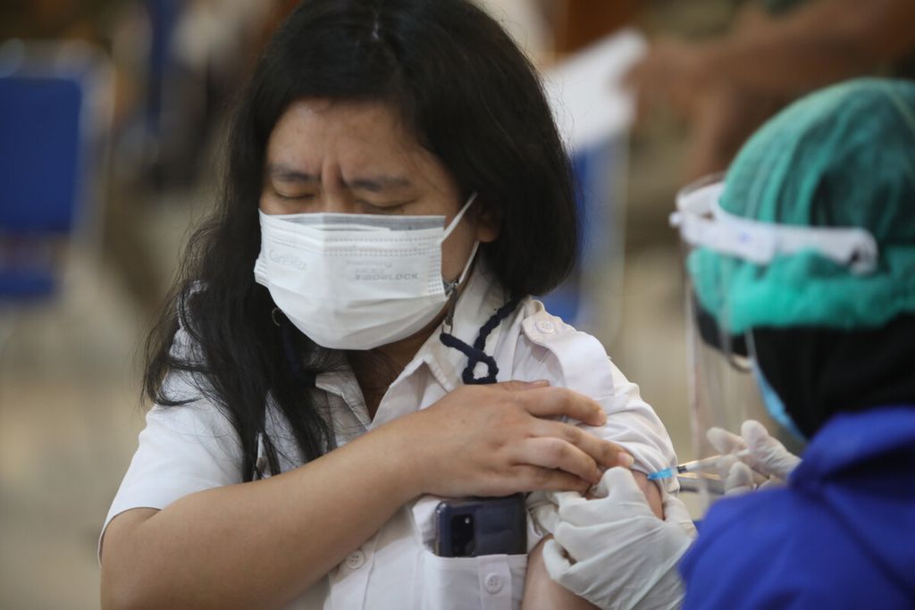 Ilustrasi — Aparatur sipil negara bereaksi saat petugas kesehatan menyuntikkan vaksin Covid-19 tahap pertama di kantor Wali Kota Jakarta Pusat, Rabu (10/3/2021). 
