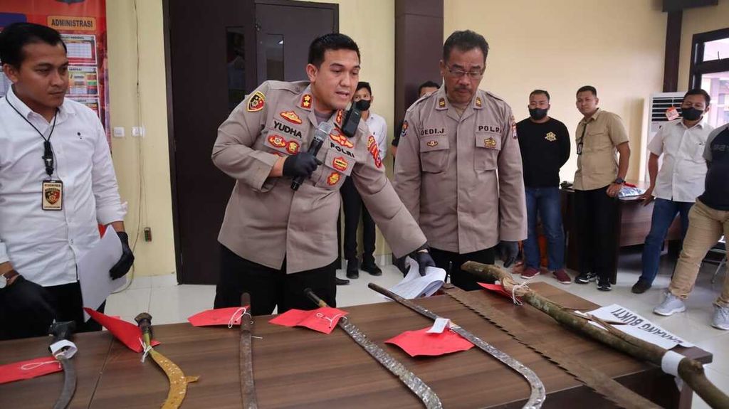 Senjata tajam kelompok remaja yang menyerang sesama remaja hingga terluka di Kabupaten Serang, Banten.