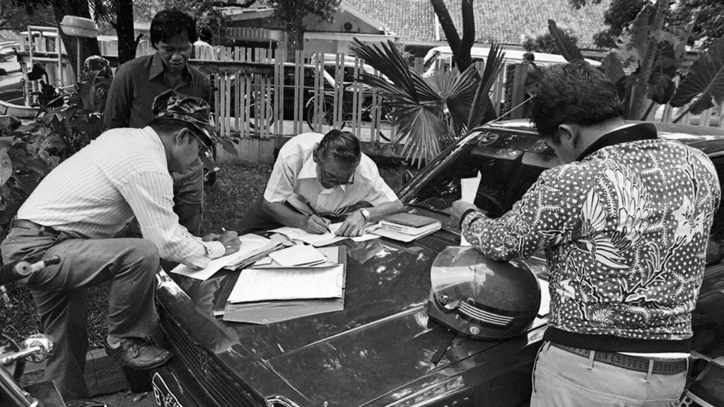 Suasana pembayaran pajak dari para wajib pajak di kantor pajak Jakarta, Jumat (29/3/1985).