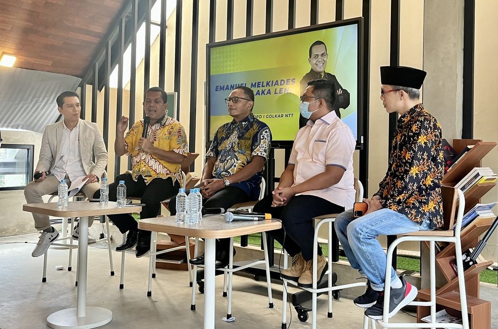 Ketua DPD Partai Golkar Nusa Tenggara Timur Melkiades Laka Lena (kedua dari kiri) memberikan paparan saat diskusi bertajuk "Peta Koalisi Pasca Kelahiran KIB" yang diselenggarakan Lembaga Komunikasi dan Informasi Partai Golkar di Jakarta, Jumat (15/7/2022).