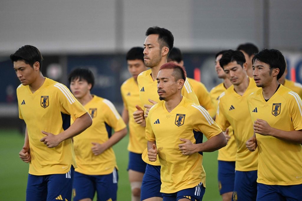 Japan's defender  Maya Yoshida and Japan's defender Yuto Nagatomo take part in a training session at the Al Sadd SC training grounds in Doha on December 4, 2022, on the eve of the Qatar 2022 World Cup football match between Japan and Croatia. 