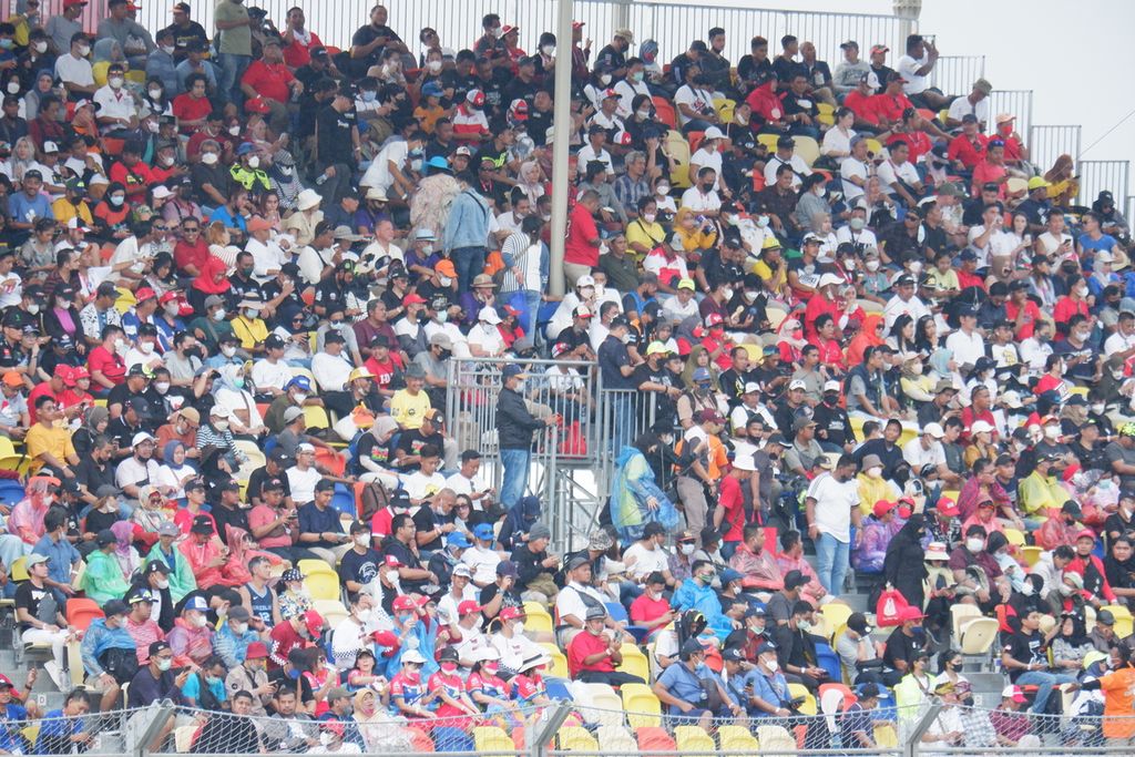 Penonton memadati area tribune kategori premium (di depan <i>paddock</i>) untuk menonton jalannya balapan MotoGP di Sirkuit Internasional Jalan Raya Pertamina Mandalika, Kuta, Pujut, Lombok Tengah, Nusa Tenggara Barat, Minggu (20/3/2022). Pada hari ketiga atau hari balapan MotoGP, total penonton yang hadir mencapai 62.923 penonton.