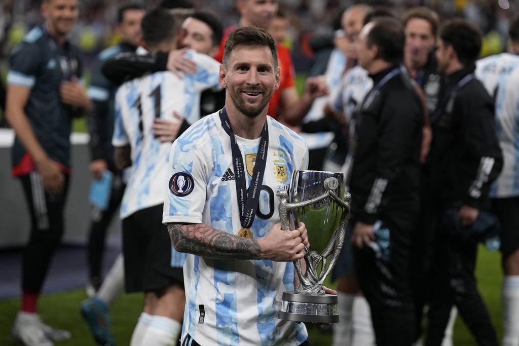 Pemain timnas Argentina, Lionel Messi, memegang trofi juara pada akhir pertandingan Finalissima 2022 antara Italia dan Argentina di Stadion Wembley, London, Inggris, Kamis (2/6/2022) dini hari WIB. Dalam pertandingan yang mempertemukan juara Piala Eropa 2020 dan juara Copa America 2021 itu, Argentina mengalahkan Italia, 3-0. 