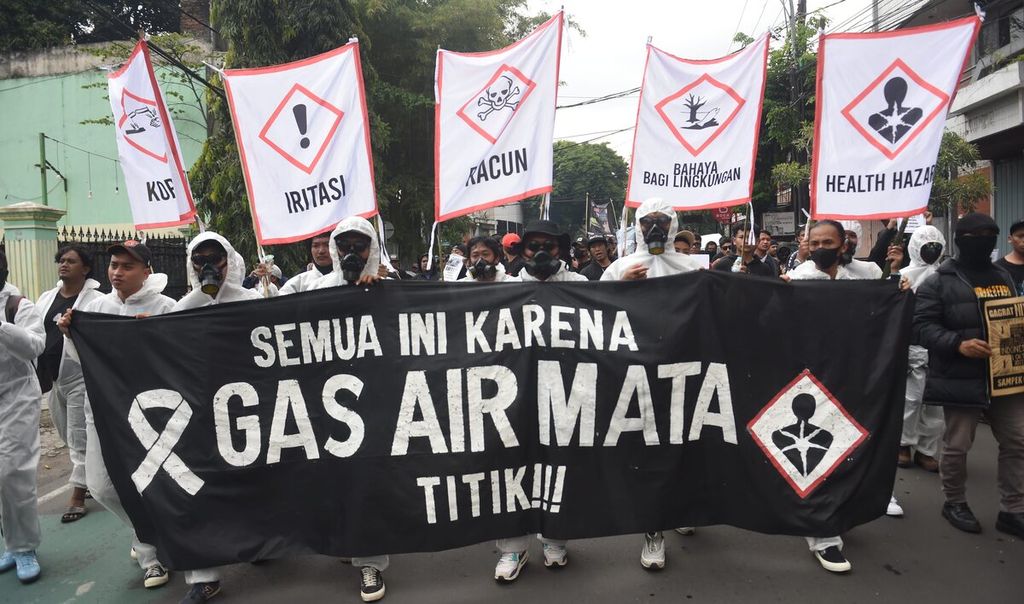 Aremania membawa spanduk saat berunjuk rasa "Malang Menghitam di Kota Malang, Jawa Timur, Kamis (10/11/2022). Aremania melakukan long march dari Stadion Gajayana menuju Alun-alun Kota Malang. 