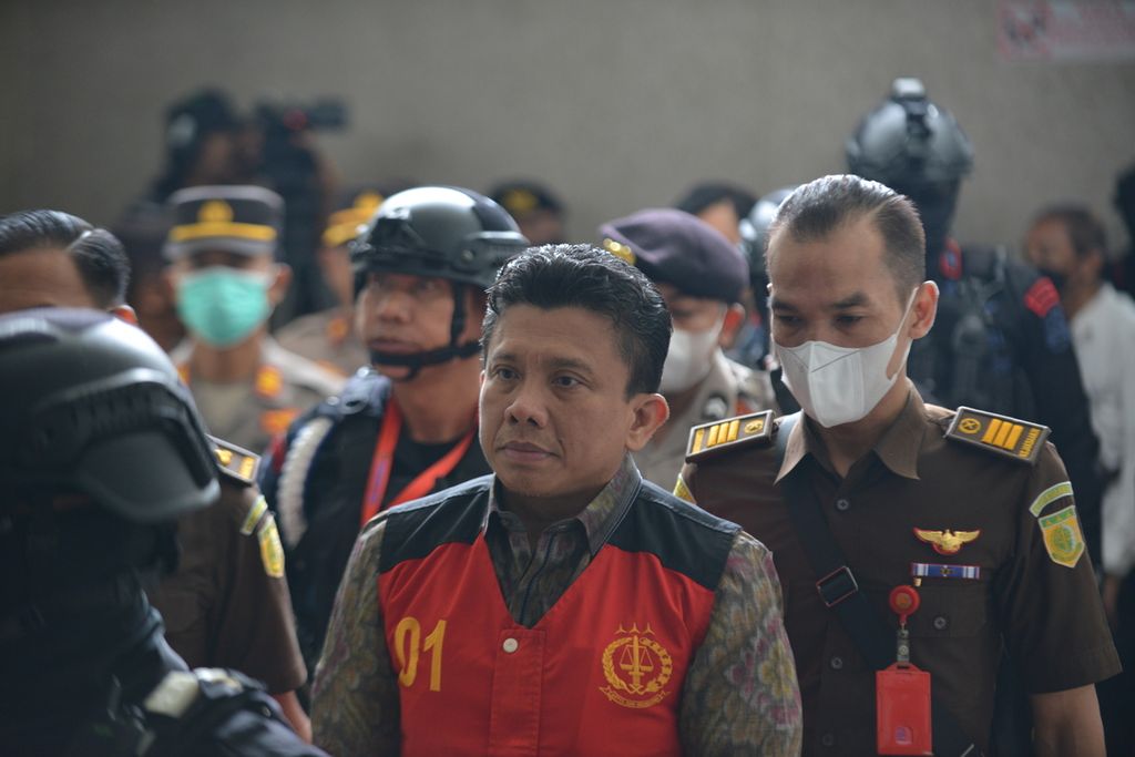 Terdakwa bekas Kepala Divisi Profesi dan Pengamanan Ferdy Sambo memasuki Pengadilan Negeri Jakarta Selatan (20/10/2022). Berbagai problem penegakan hukum berkontribusi terhadap penurunan kepuasan publik kepada kinerja pemerintah.