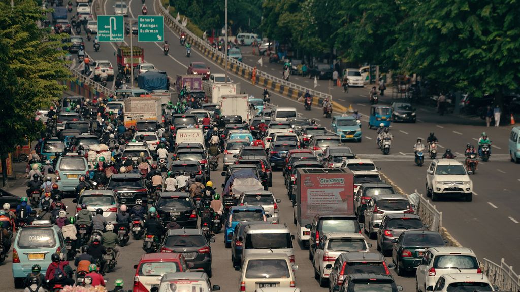 Kepadatan lalu lintas terjadi saat jam masuk kerja di Jalan KH Abdullah Syafei, Jakarta Selatan, 8 Maret 2022. Wilayah aglomerasi Jabodetabek menerapkan PPKM level 2. 