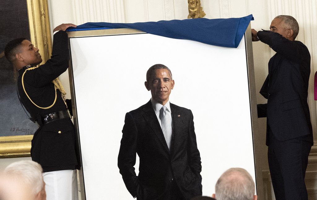 Mantan Presiden AS Barack Obama (kanan) membuka selubung lukisan potret dirinya di Gedung Putih, 7 September 2022. 